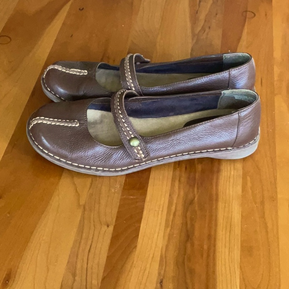 Naturalizer dark brown leather flats
